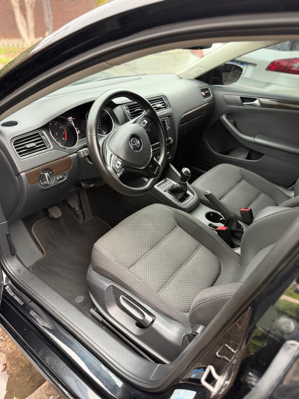 Interior delantero detallado: tablero, volante y butacas limpias